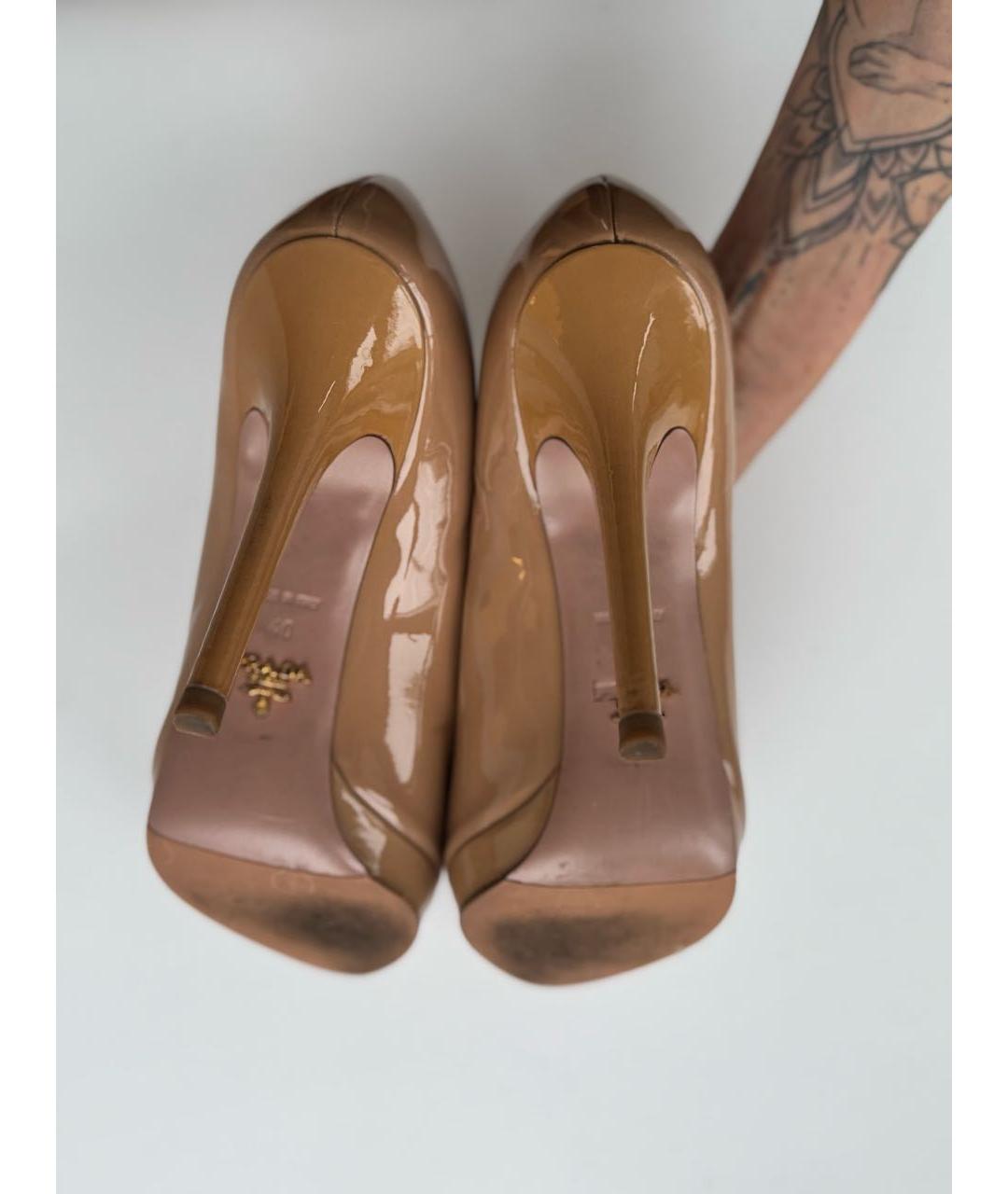 PRADA Бежевые туфли из лакированной кожи, фото 6