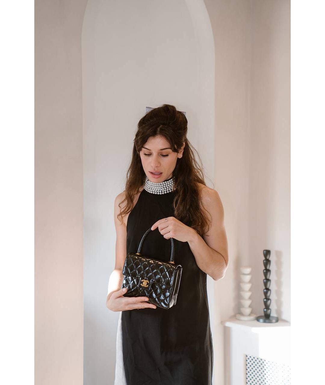 CHANEL Черная сумка с короткими ручками из лакированной кожи, фото 7