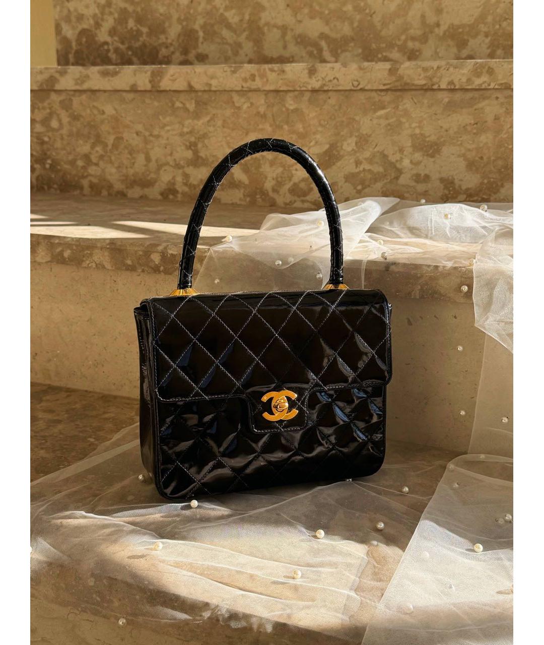 CHANEL Черная сумка с короткими ручками из лакированной кожи, фото 2