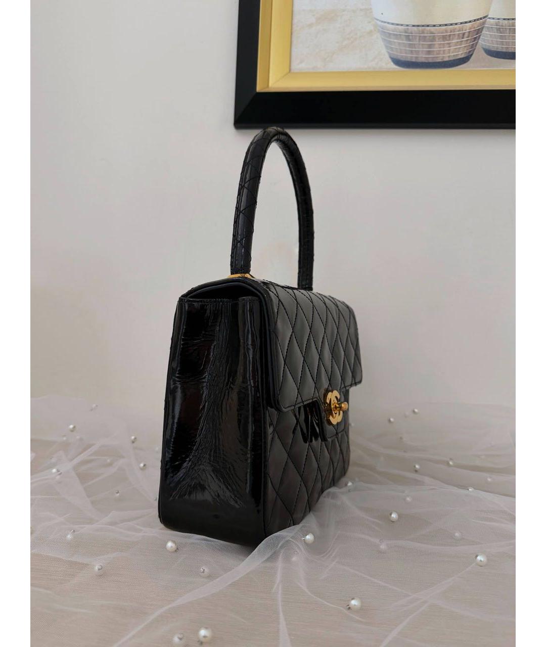 CHANEL Черная сумка с короткими ручками из лакированной кожи, фото 3