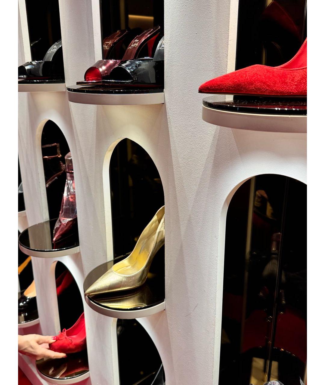 CHRISTIAN LOUBOUTIN Золотые туфли из лакированной кожи, фото 7