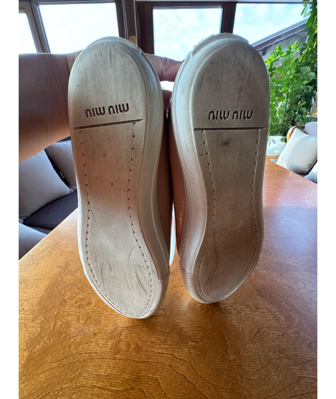 MIU MIU Бежевые кеды из лакированной кожи, фото 6
