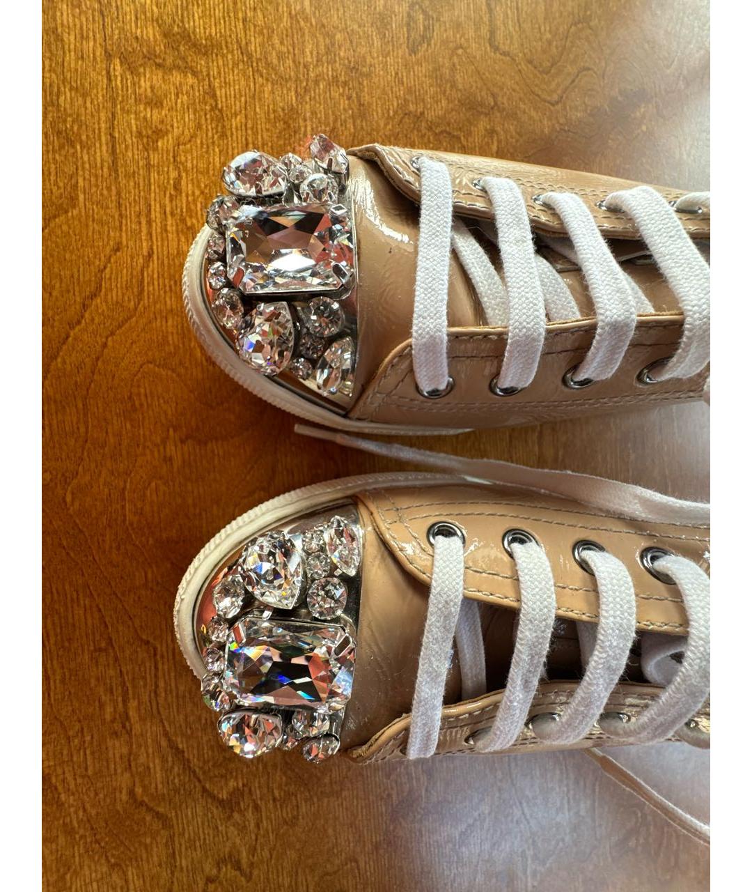 MIU MIU Бежевые кеды из лакированной кожи, фото 7