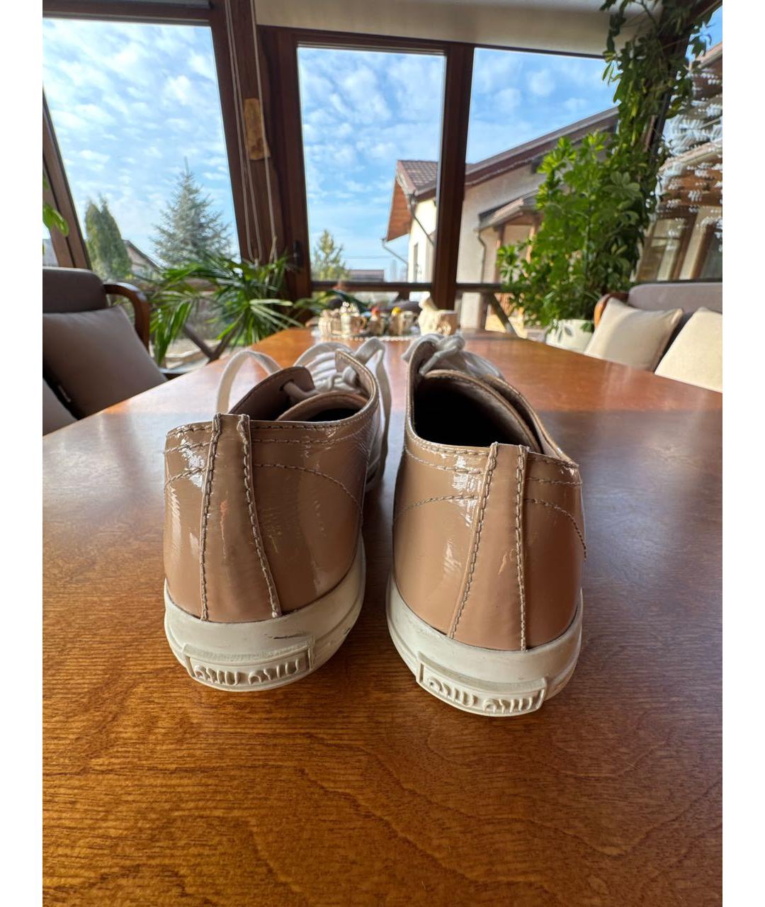 MIU MIU Бежевые кеды из лакированной кожи, фото 4