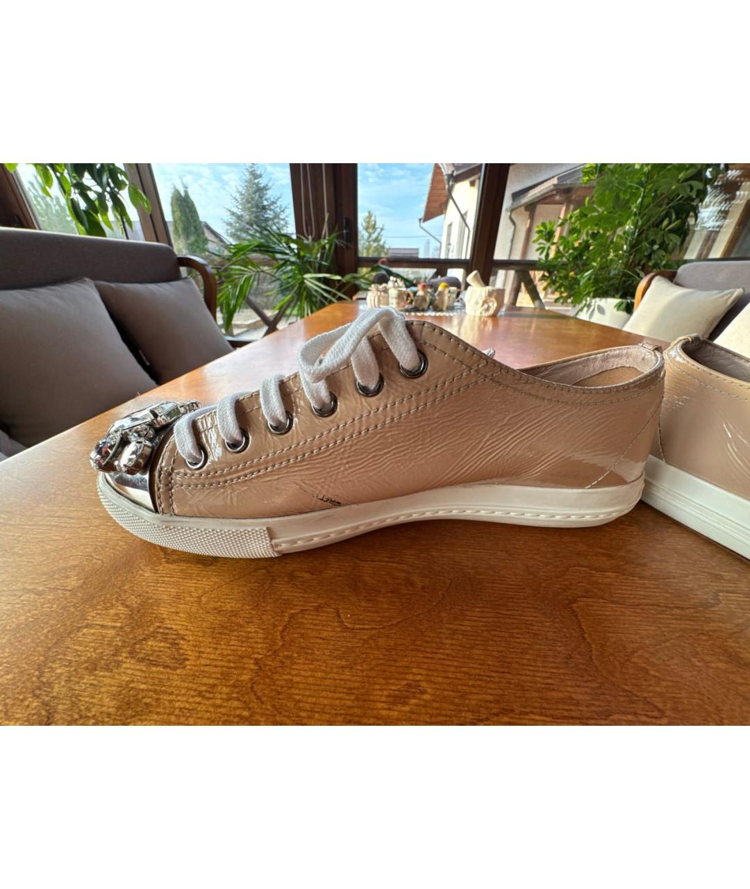 MIU MIU Бежевые кеды из лакированной кожи, фото 8