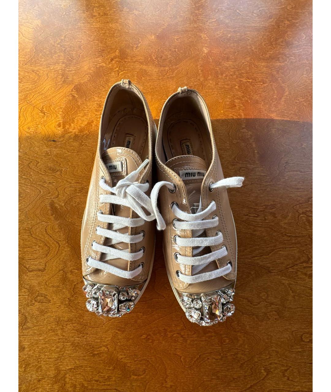 MIU MIU Бежевые кеды из лакированной кожи, фото 2