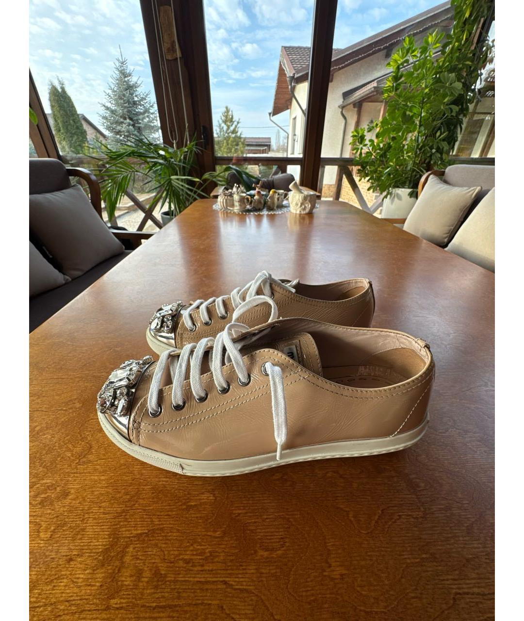 MIU MIU Бежевые кеды из лакированной кожи, фото 9