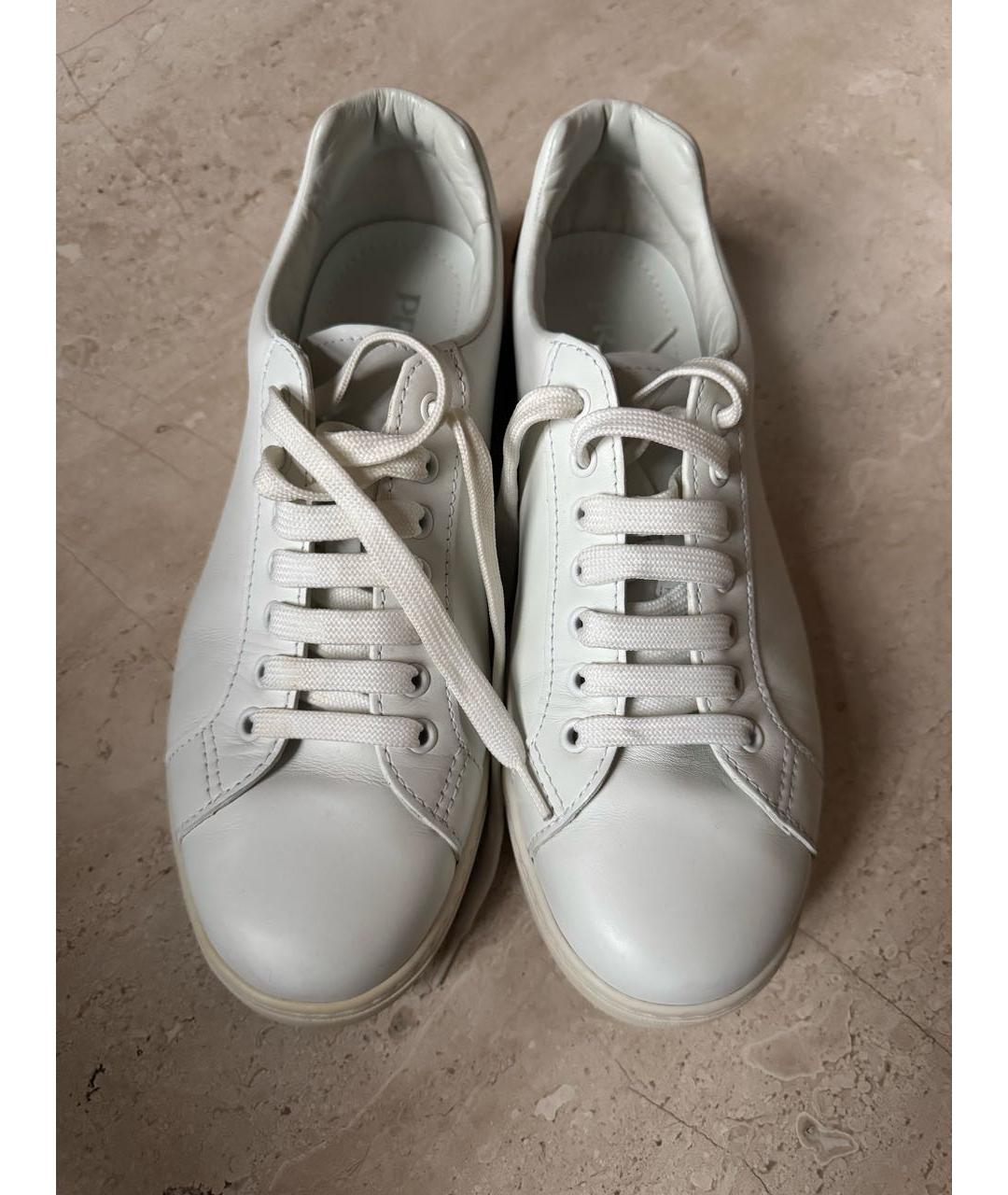 PRADA Белые кожаные низкие кроссовки / кеды, фото 2