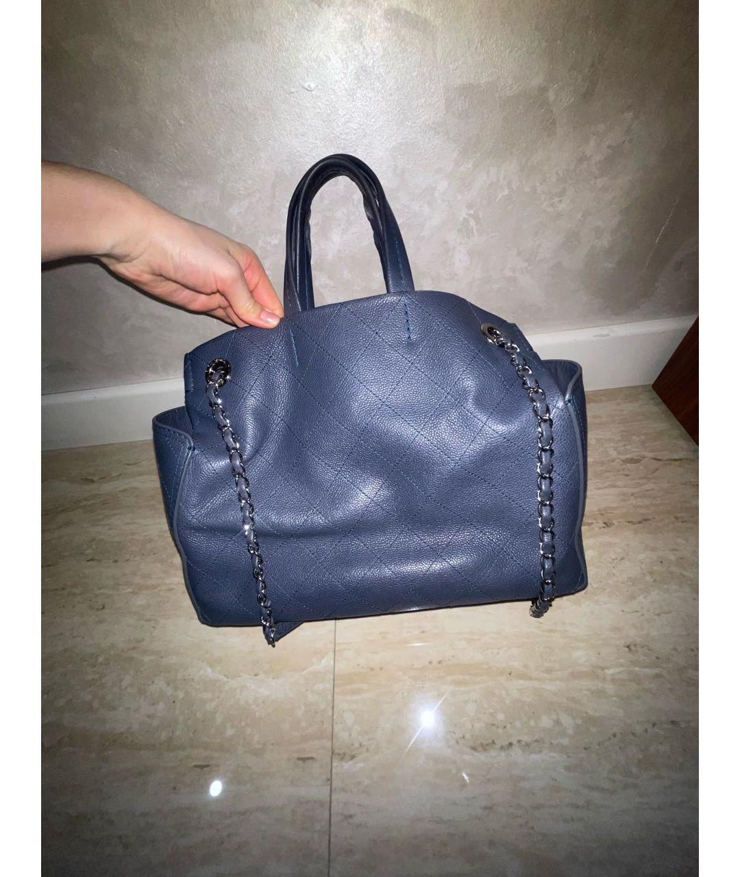 CHANEL Темно-синяя кожаная сумка с короткими ручками, фото 3