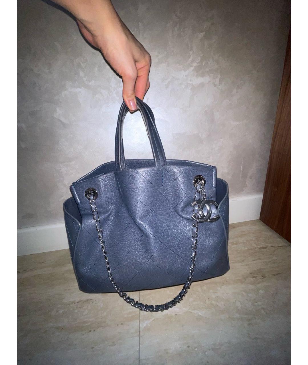 CHANEL Темно-синяя кожаная сумка с короткими ручками, фото 4