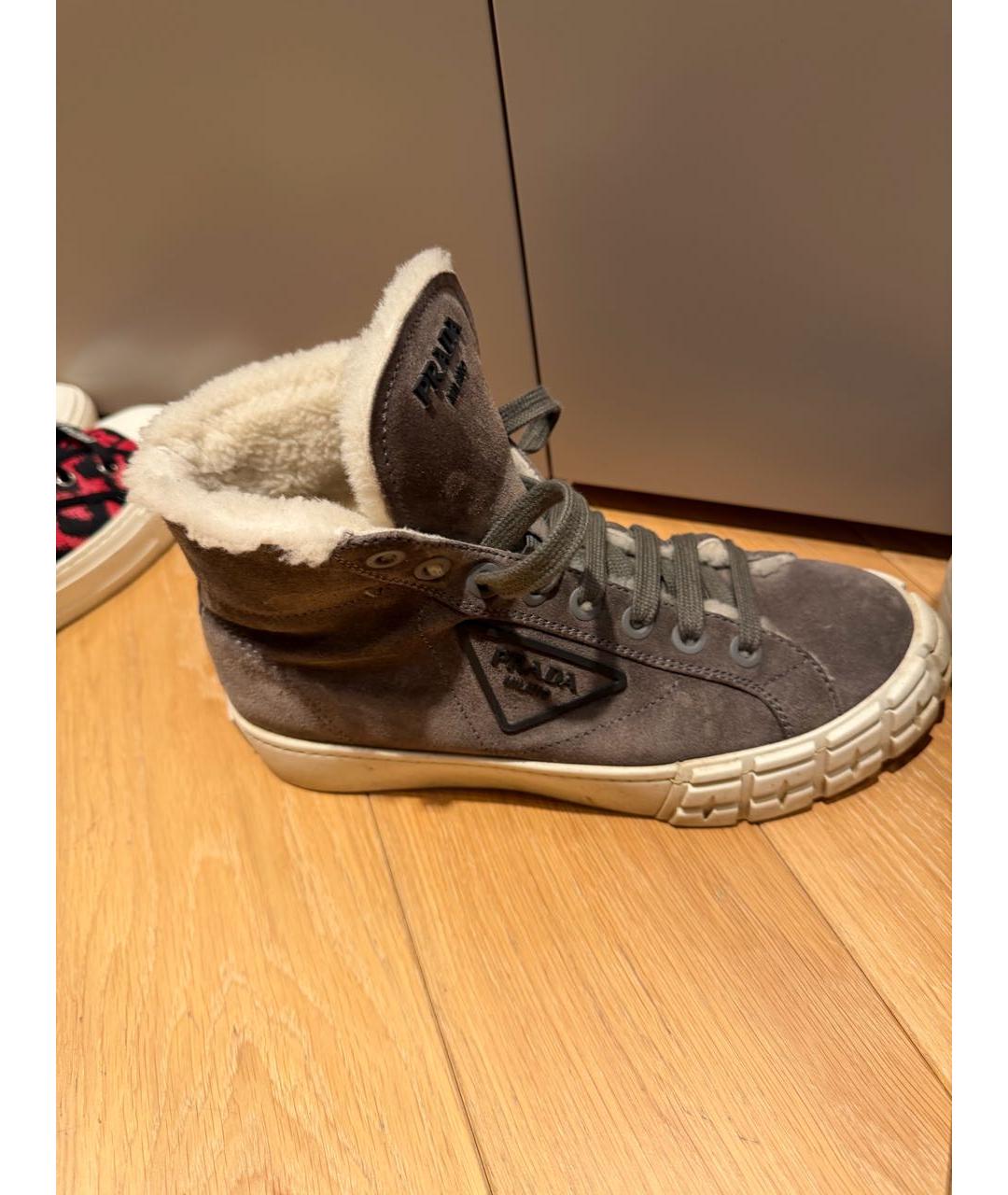 PRADA Серые замшевые ботинки, фото 3