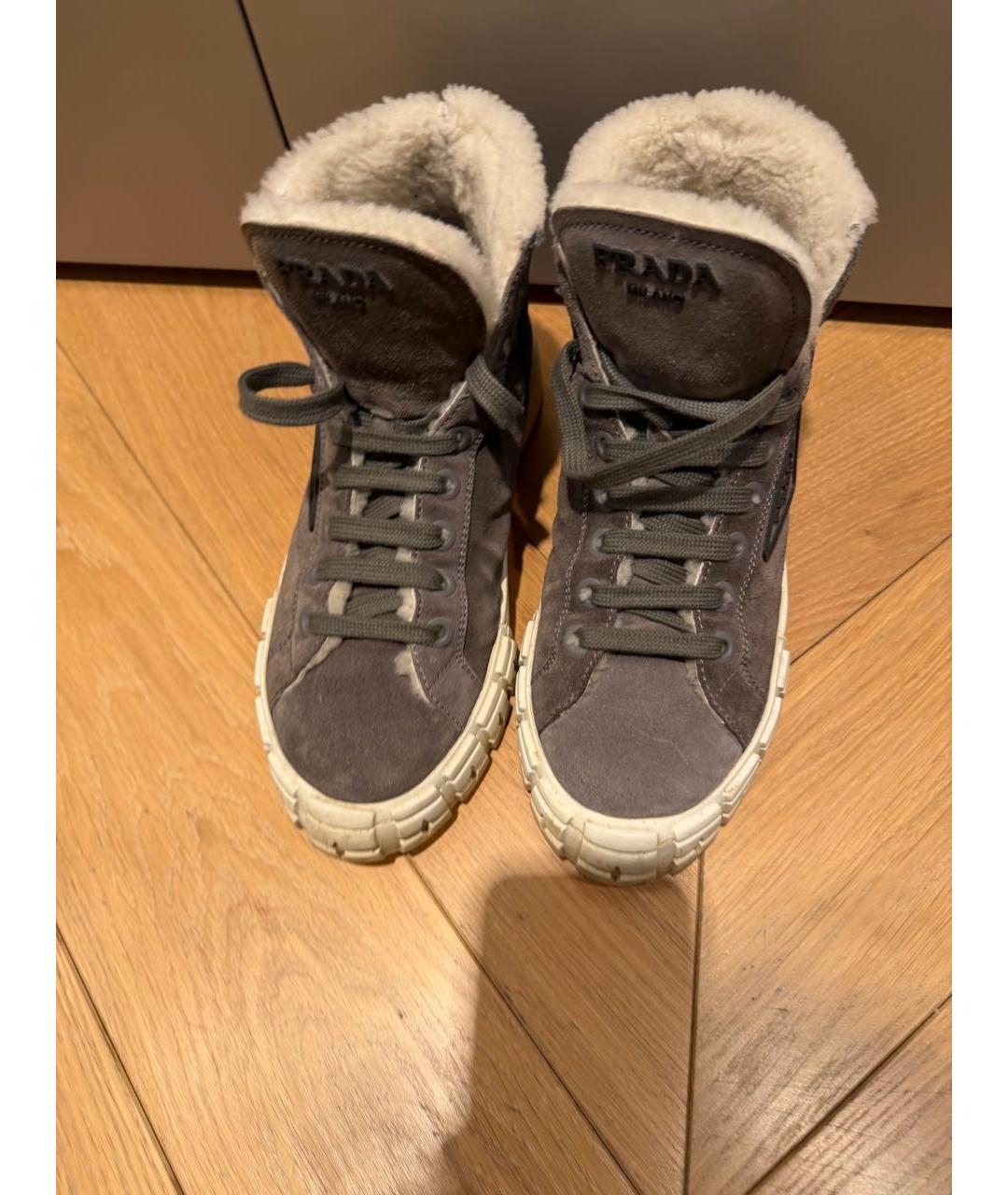 PRADA Серые замшевые ботинки, фото 2
