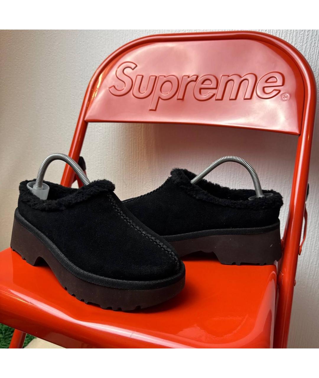 UGG AUSTRALIA Черные замшевые сабо, фото 2