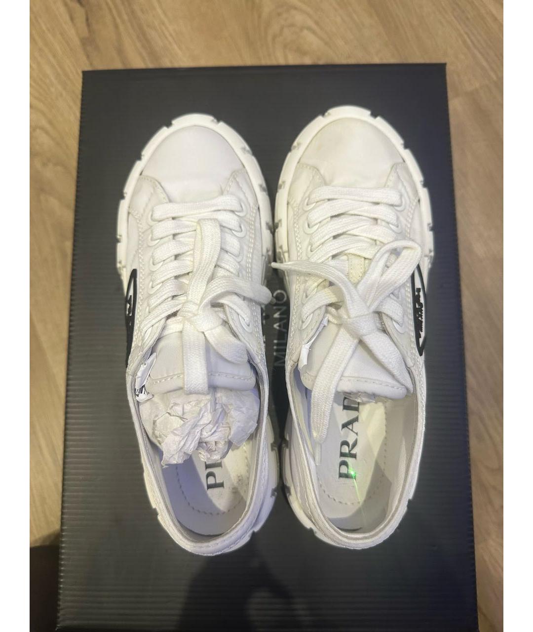 PRADA Белые текстильные кеды, фото 3