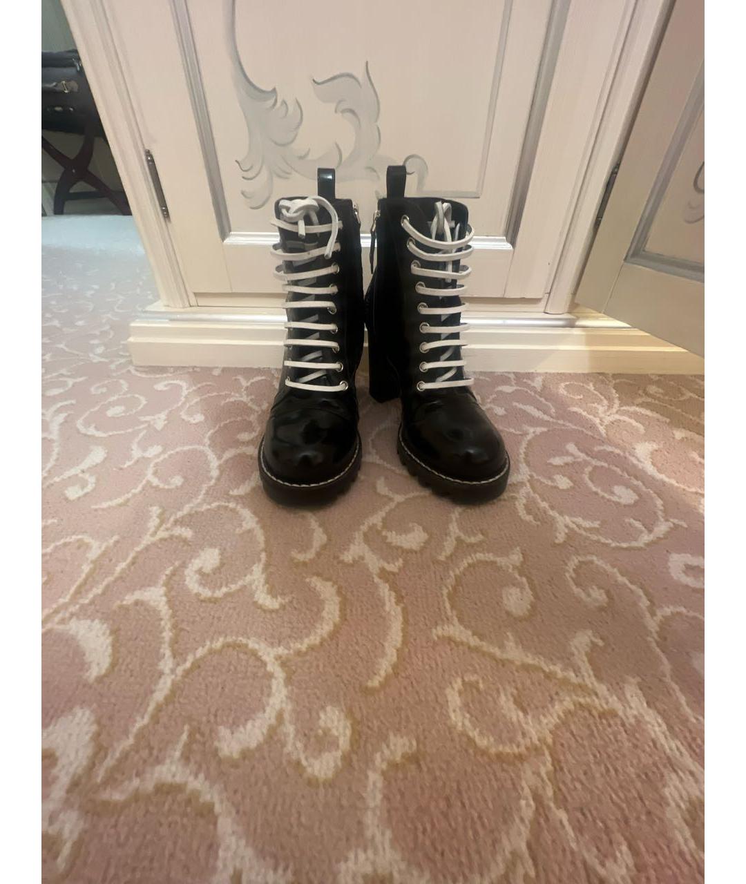 LOUIS VUITTON Черные ботильоны из лакированной кожи, фото 2