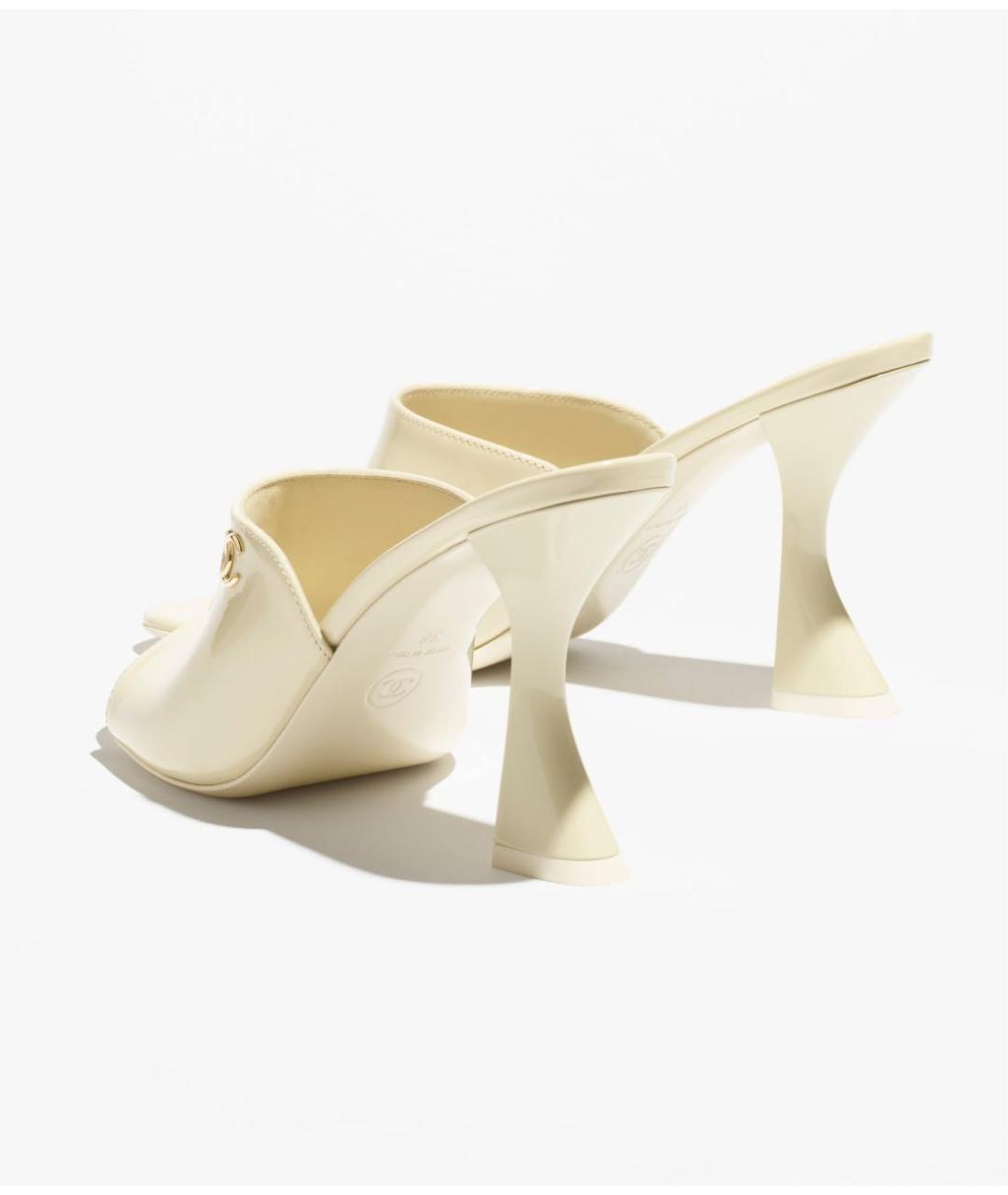 CHANEL Бежевые мюли из лакированной кожи, фото 3