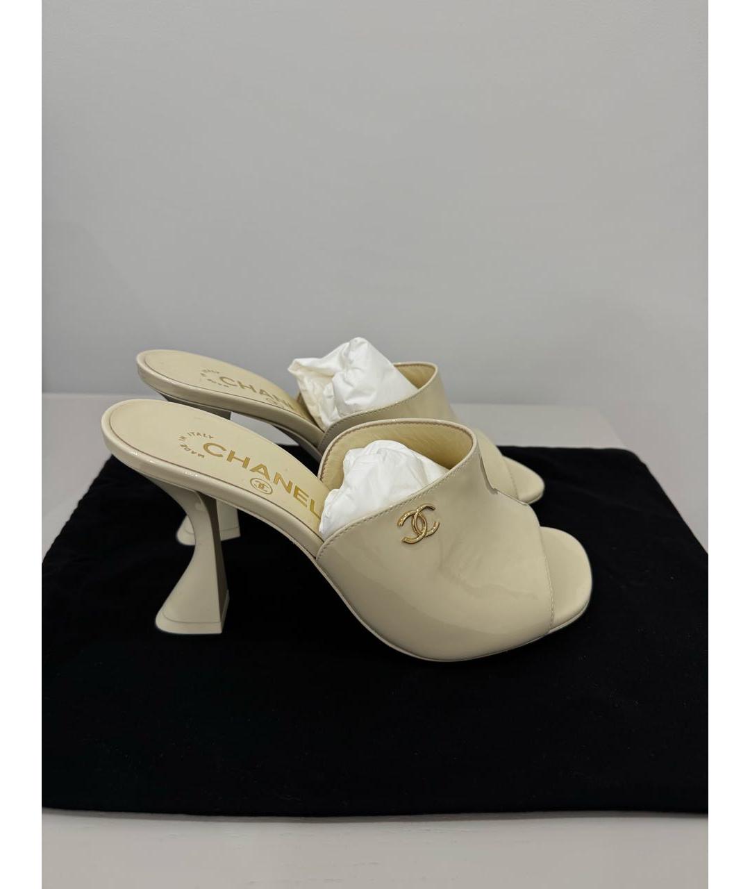 CHANEL Бежевые мюли из лакированной кожи, фото 5