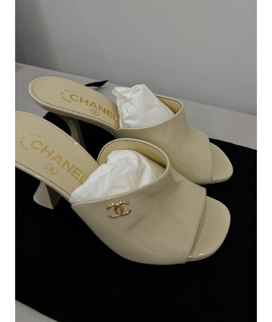 CHANEL Бежевые мюли из лакированной кожи, фото 6