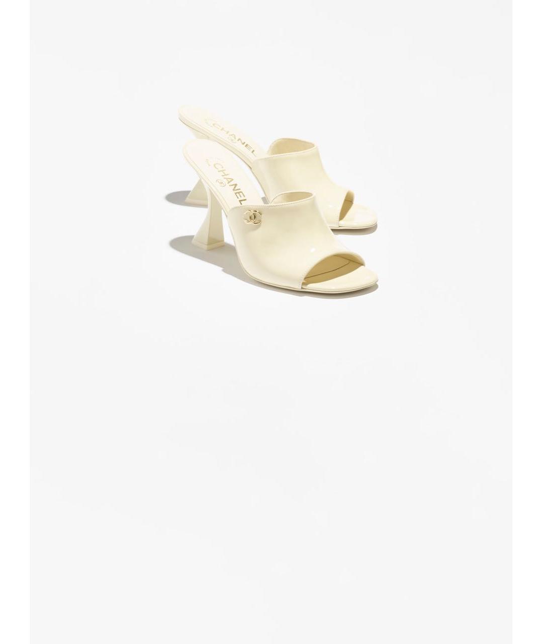 CHANEL Бежевые мюли из лакированной кожи, фото 2