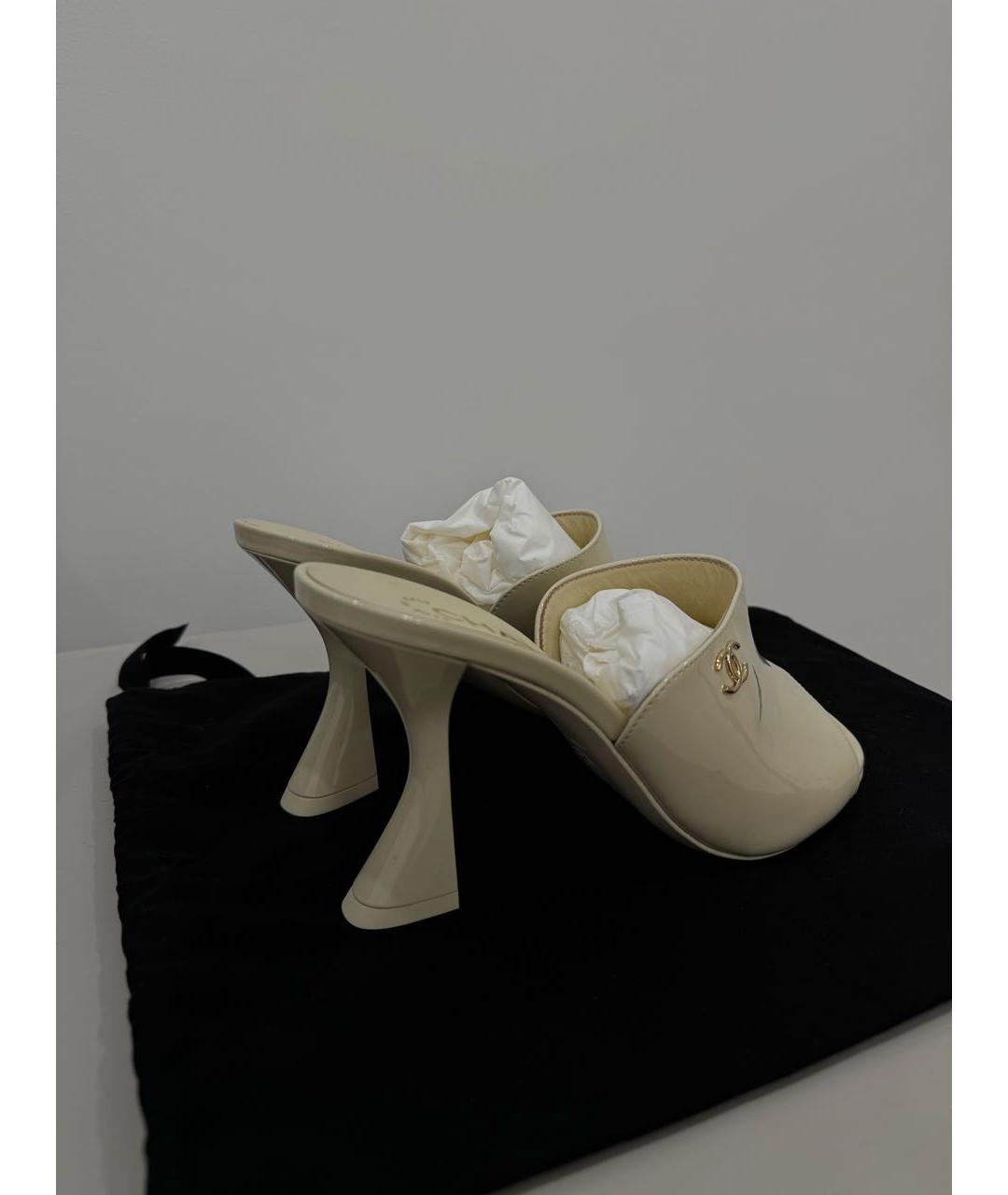 CHANEL Бежевые мюли из лакированной кожи, фото 7