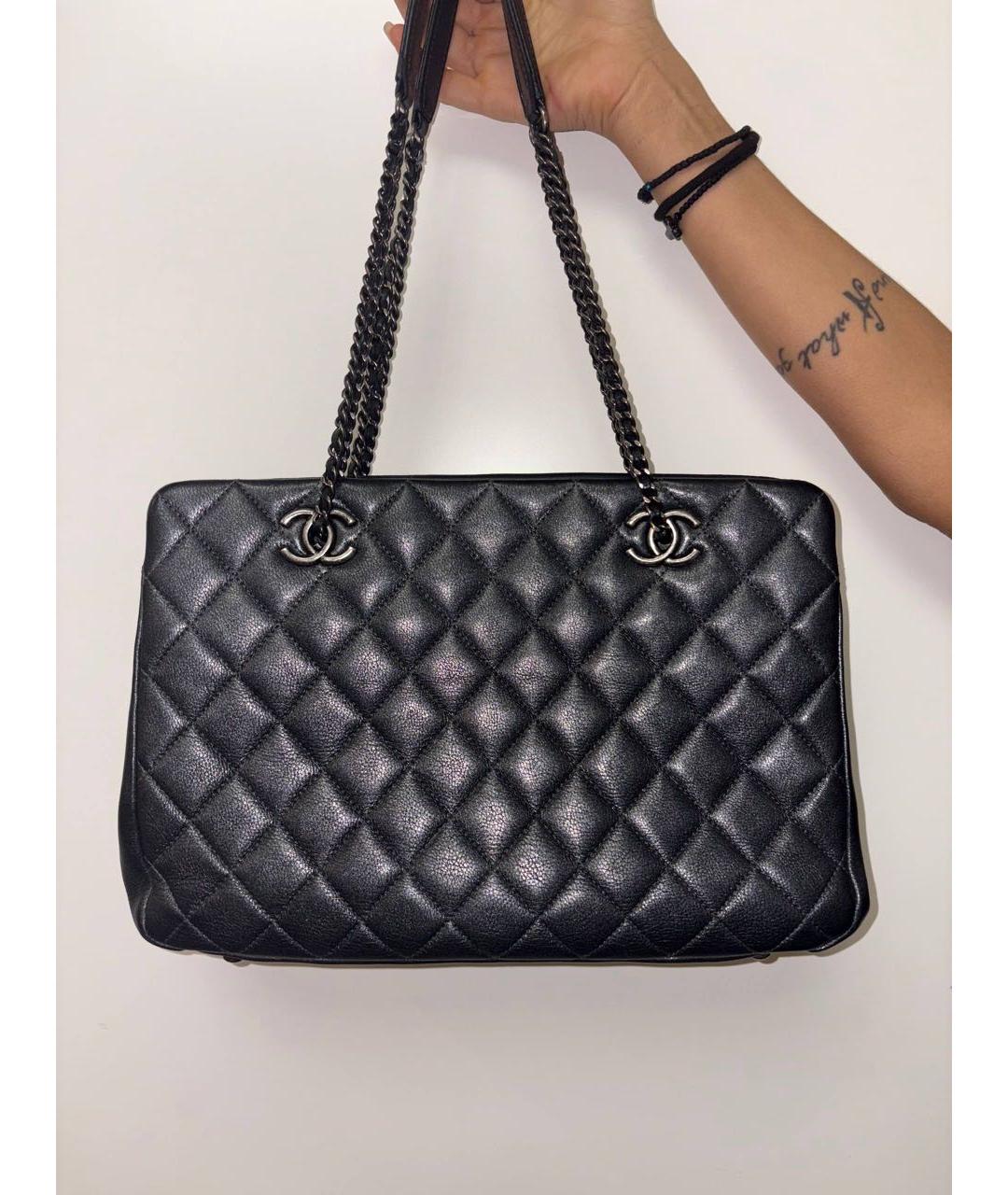 CHANEL Антрацитовая кожаная сумка с короткими ручками, фото 9