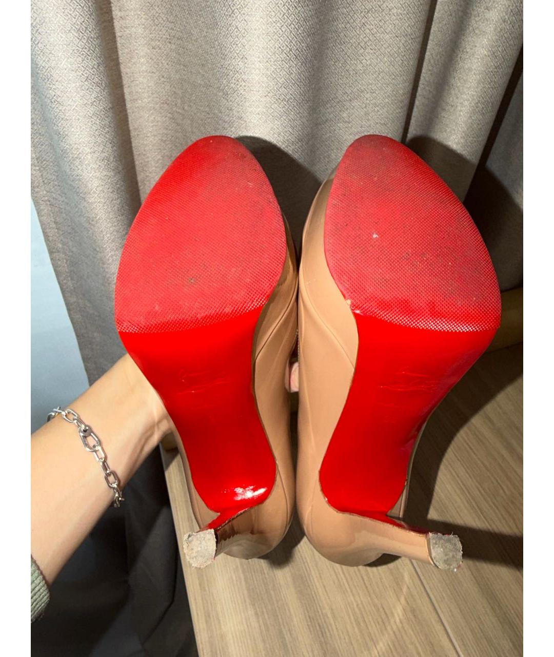 CHRISTIAN LOUBOUTIN Бежевые туфли из лакированной кожи, фото 5