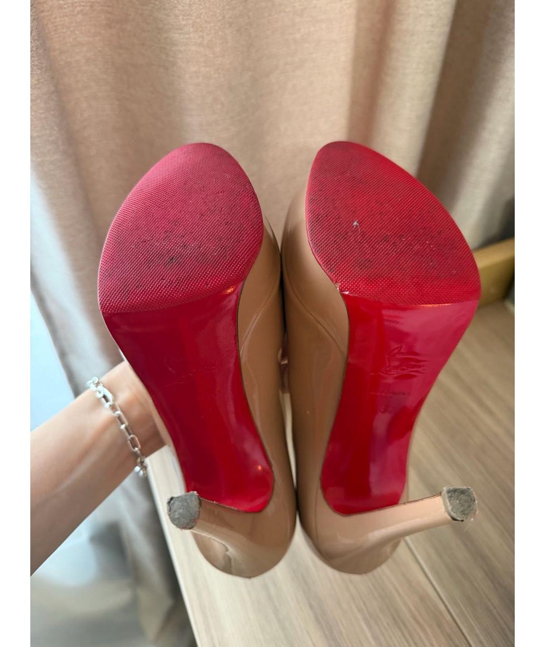 CHRISTIAN LOUBOUTIN Бежевые туфли из лакированной кожи, фото 7