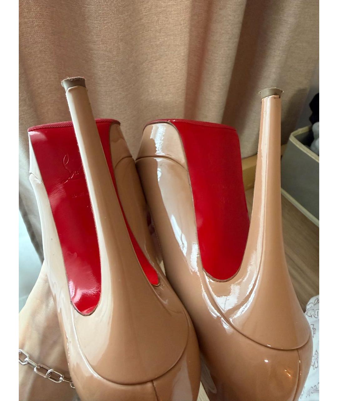 CHRISTIAN LOUBOUTIN Бежевые туфли из лакированной кожи, фото 6