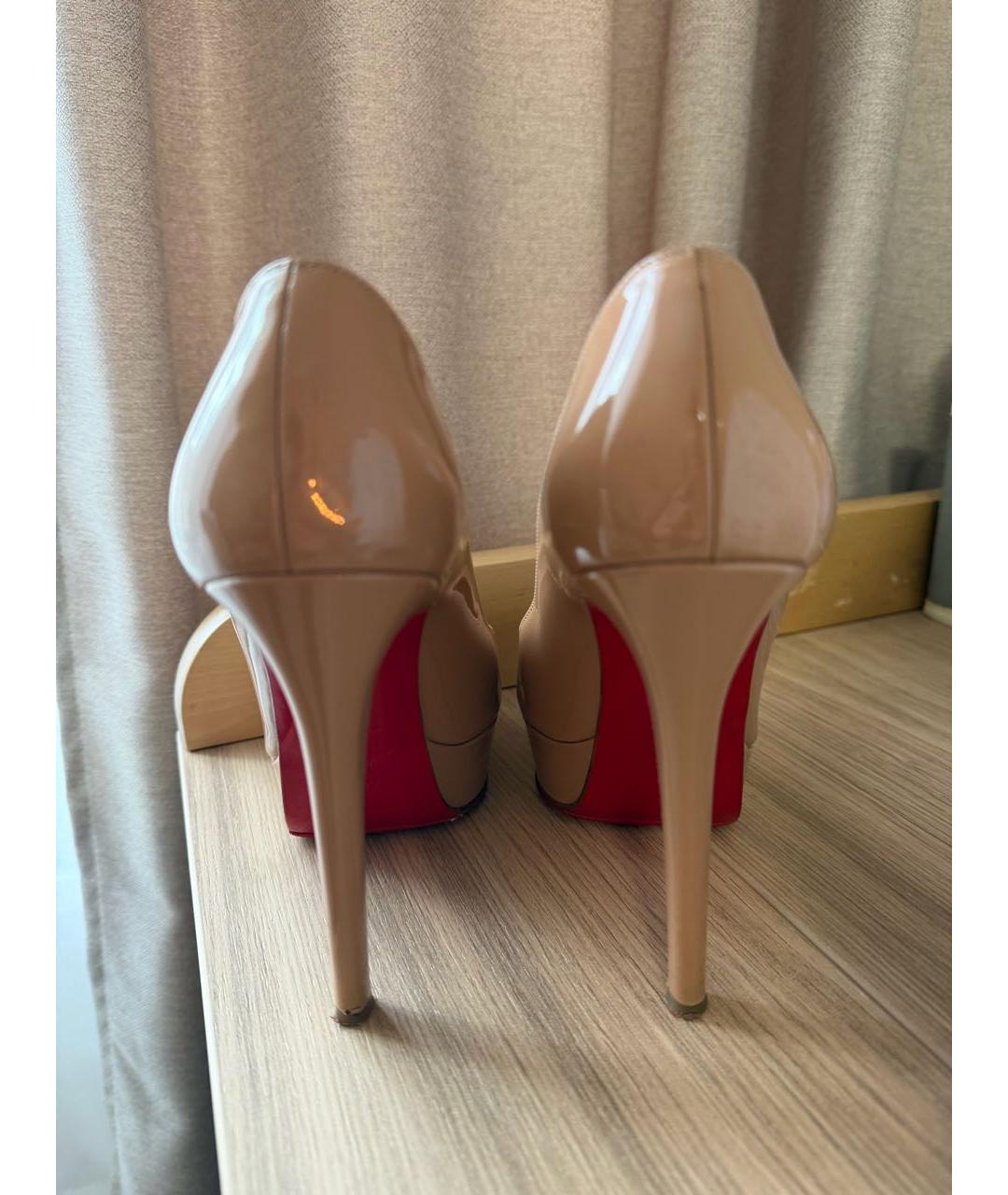 CHRISTIAN LOUBOUTIN Бежевые туфли из лакированной кожи, фото 4