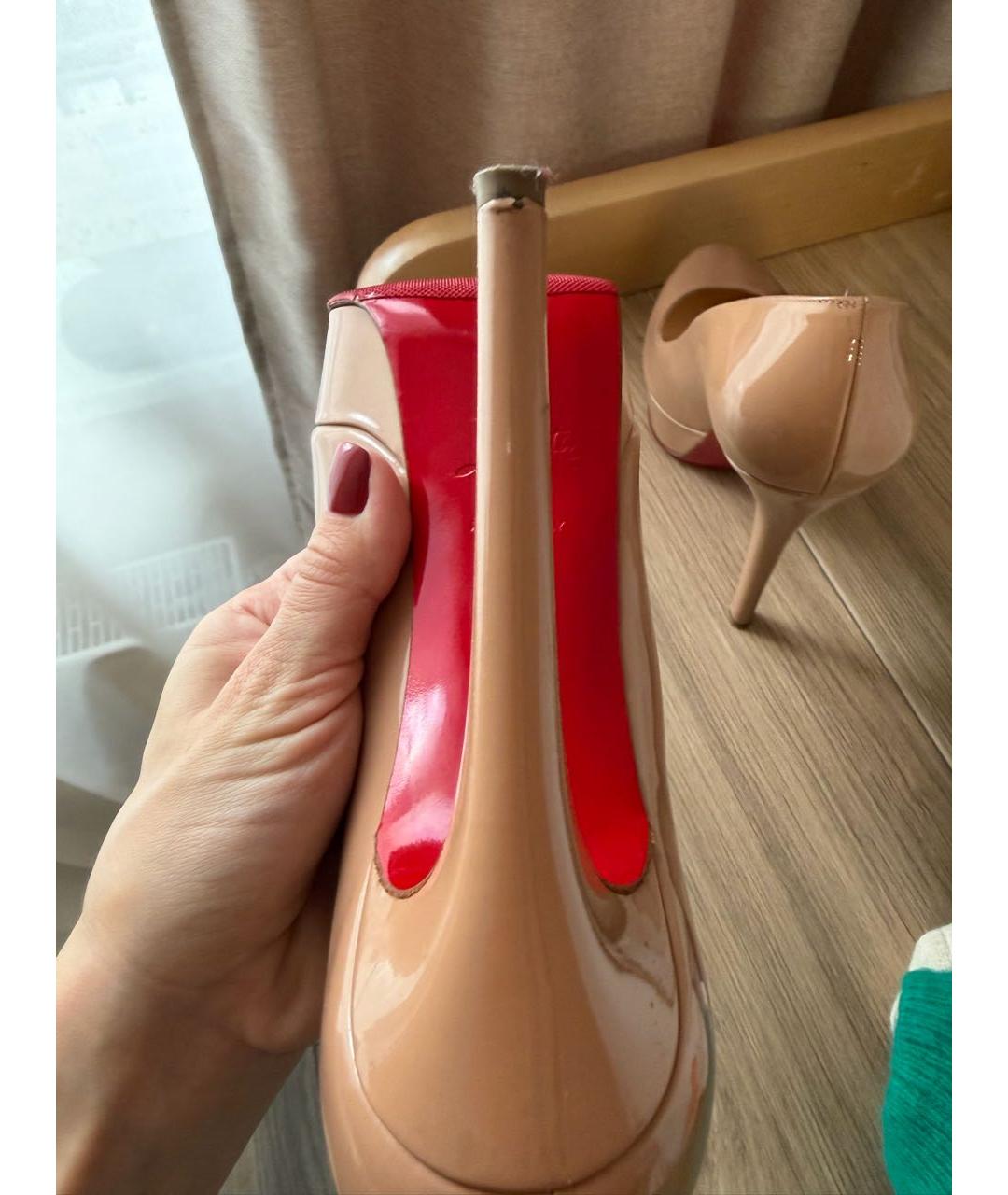 CHRISTIAN LOUBOUTIN Бежевые туфли из лакированной кожи, фото 8