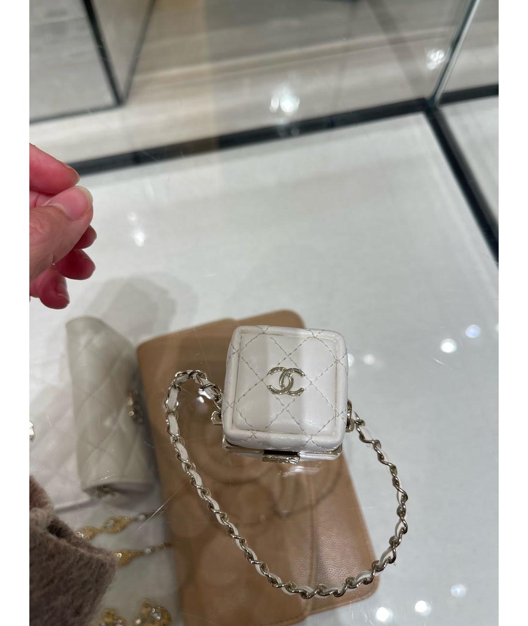 CHANEL Белый брелок, фото 3