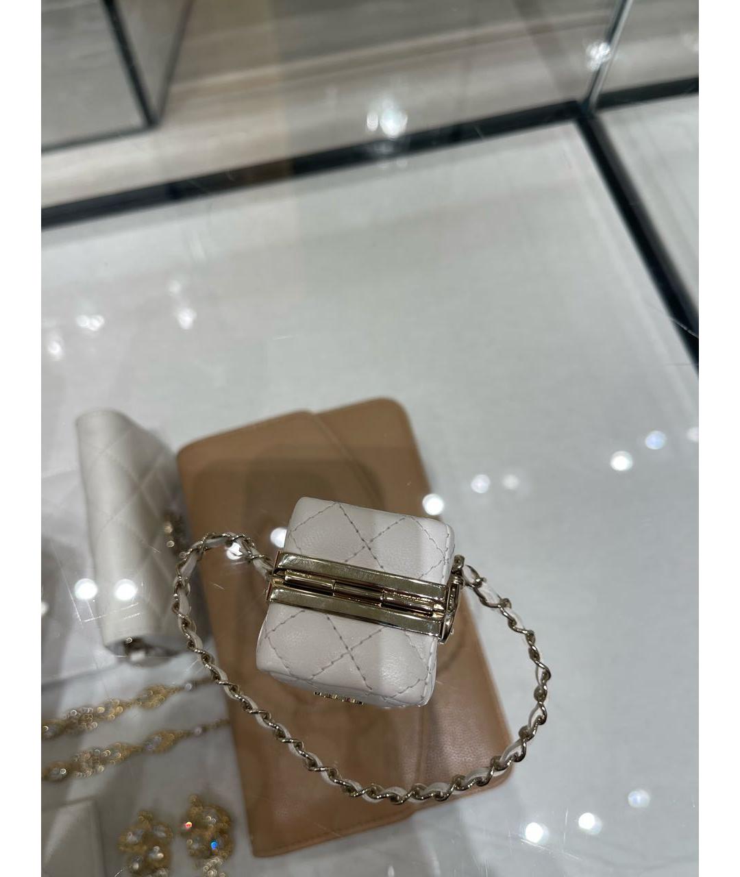 CHANEL Белый брелок, фото 4