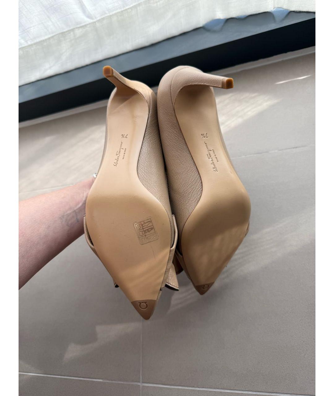FERRAGAMO Бежевые кожаные туфли, фото 5