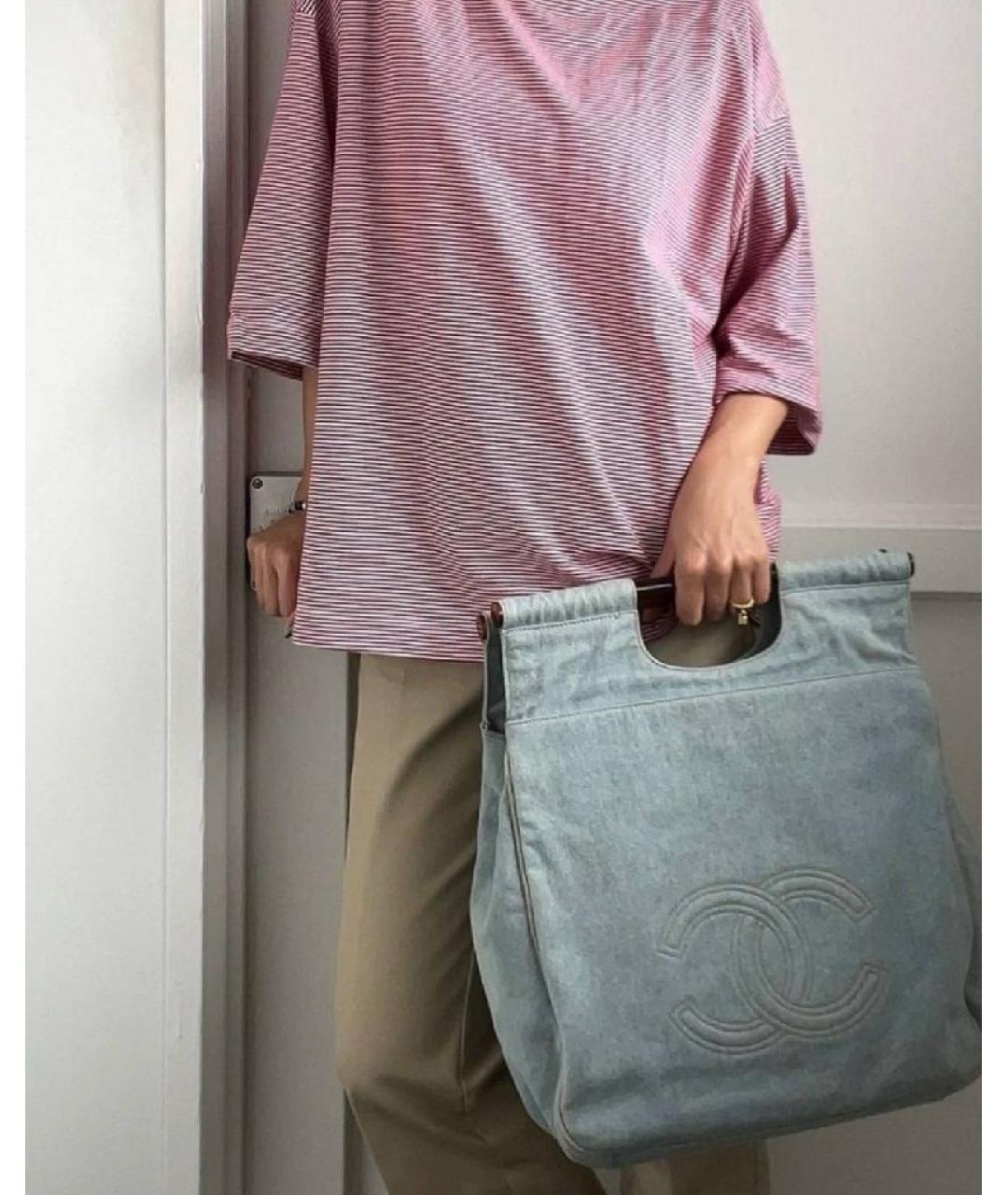 CHANEL Голубая деним сумка с короткими ручками, фото 9