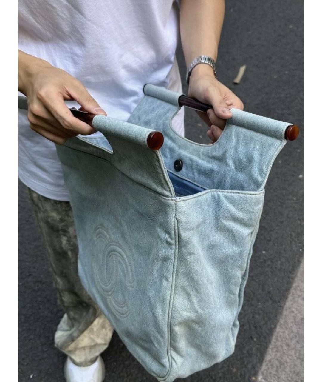CHANEL Голубая деним сумка с короткими ручками, фото 8