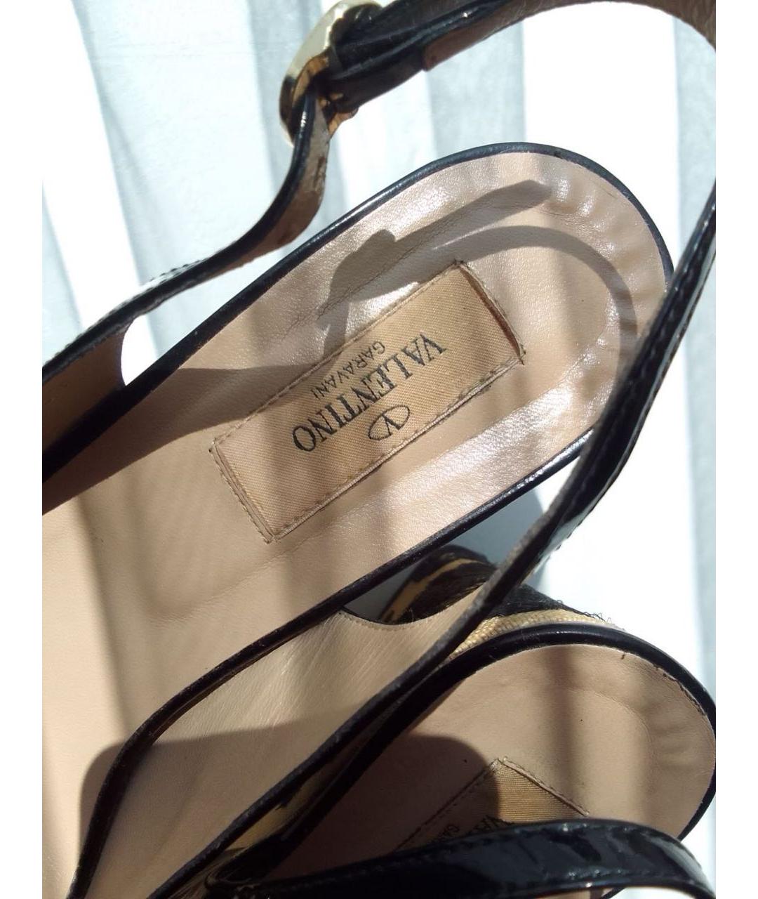 VALENTINO Черные босоножки из лакированной кожи, фото 4