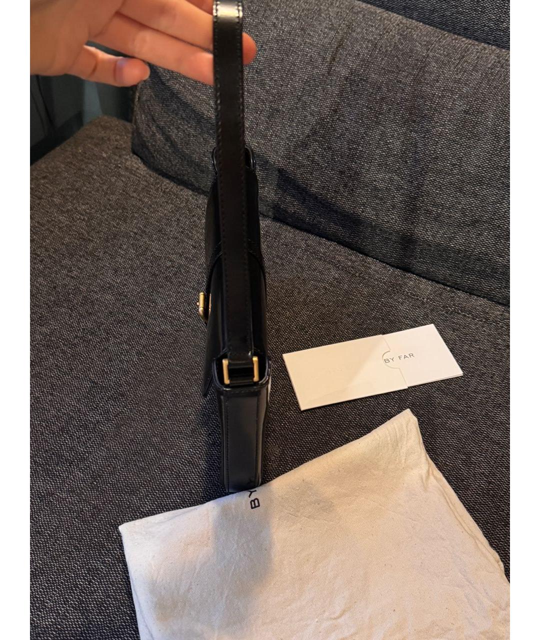 BY FAR Черная кожаная сумка через плечо, фото 6