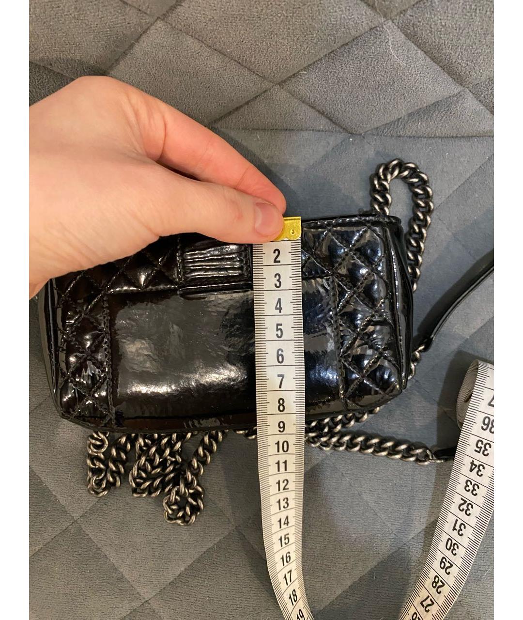 CHANEL Черная сумка через плечо из лакированной кожи, фото 8