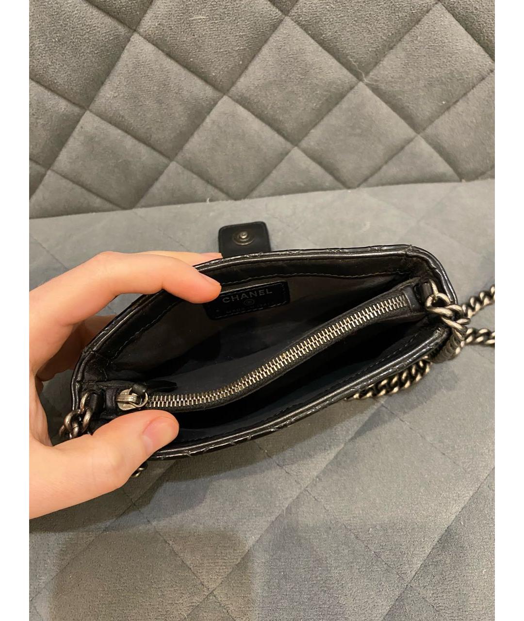 CHANEL Черная сумка через плечо из лакированной кожи, фото 6