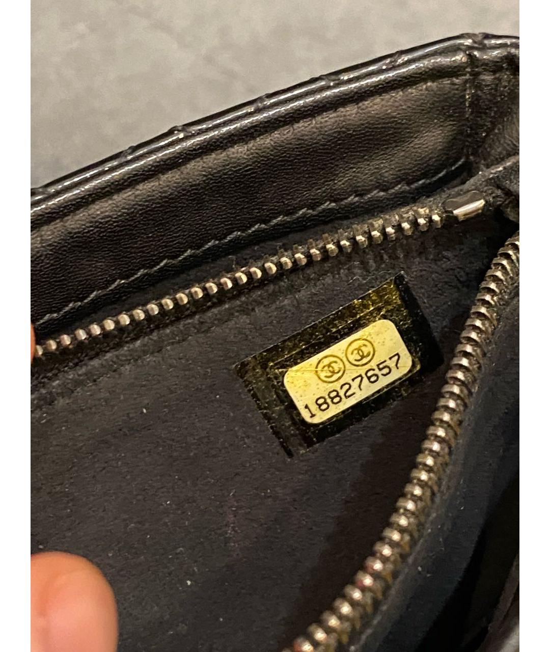 CHANEL Черная сумка через плечо из лакированной кожи, фото 5