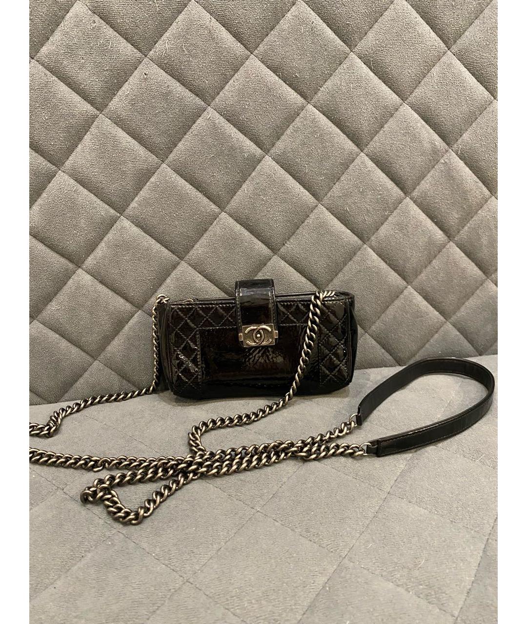 CHANEL Черная сумка через плечо из лакированной кожи, фото 9