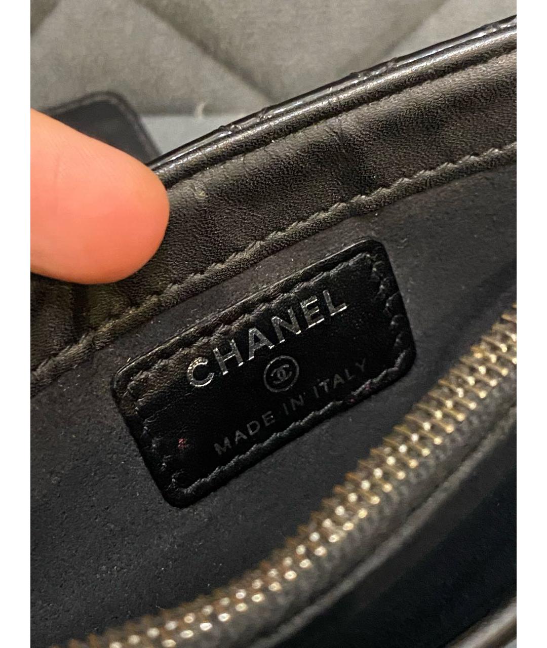 CHANEL Черная сумка через плечо из лакированной кожи, фото 4