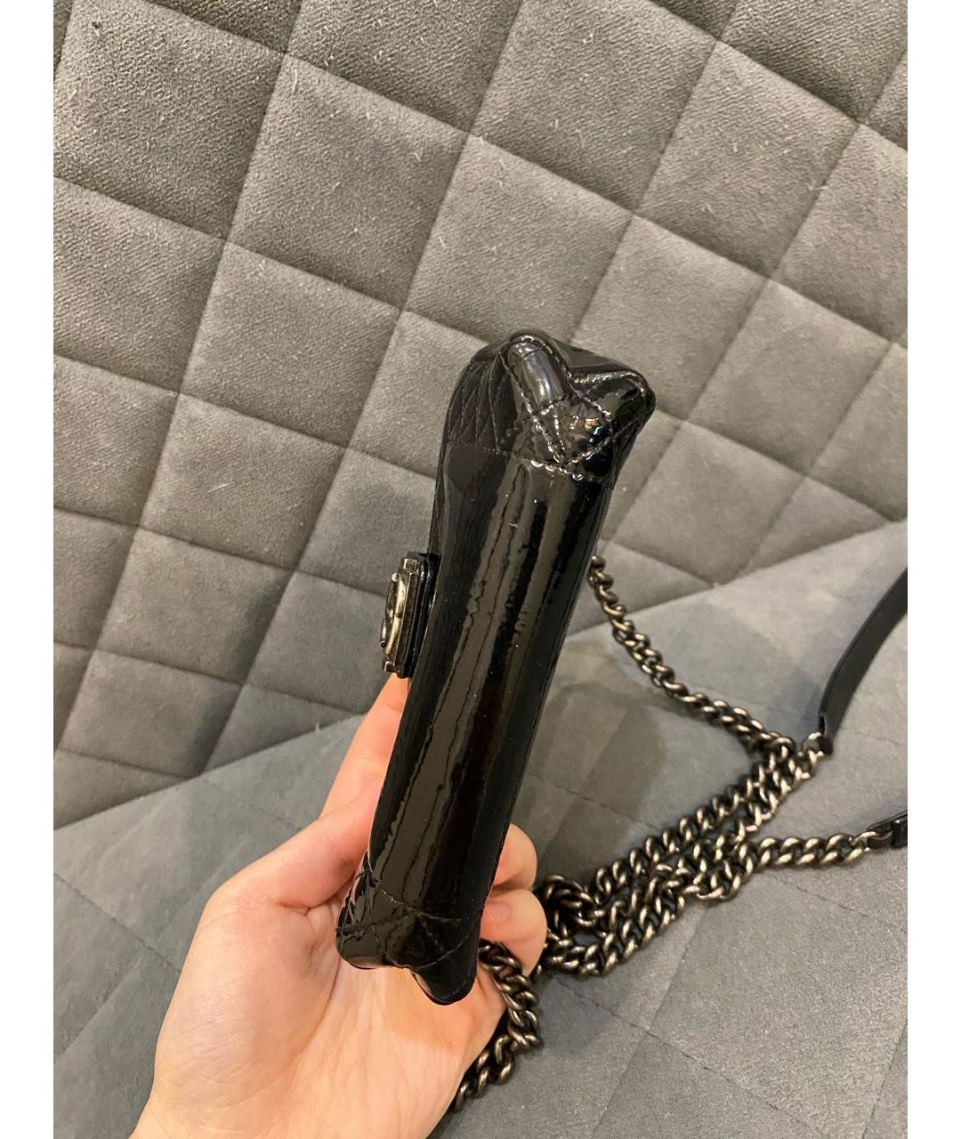 CHANEL Черная сумка через плечо из лакированной кожи, фото 2