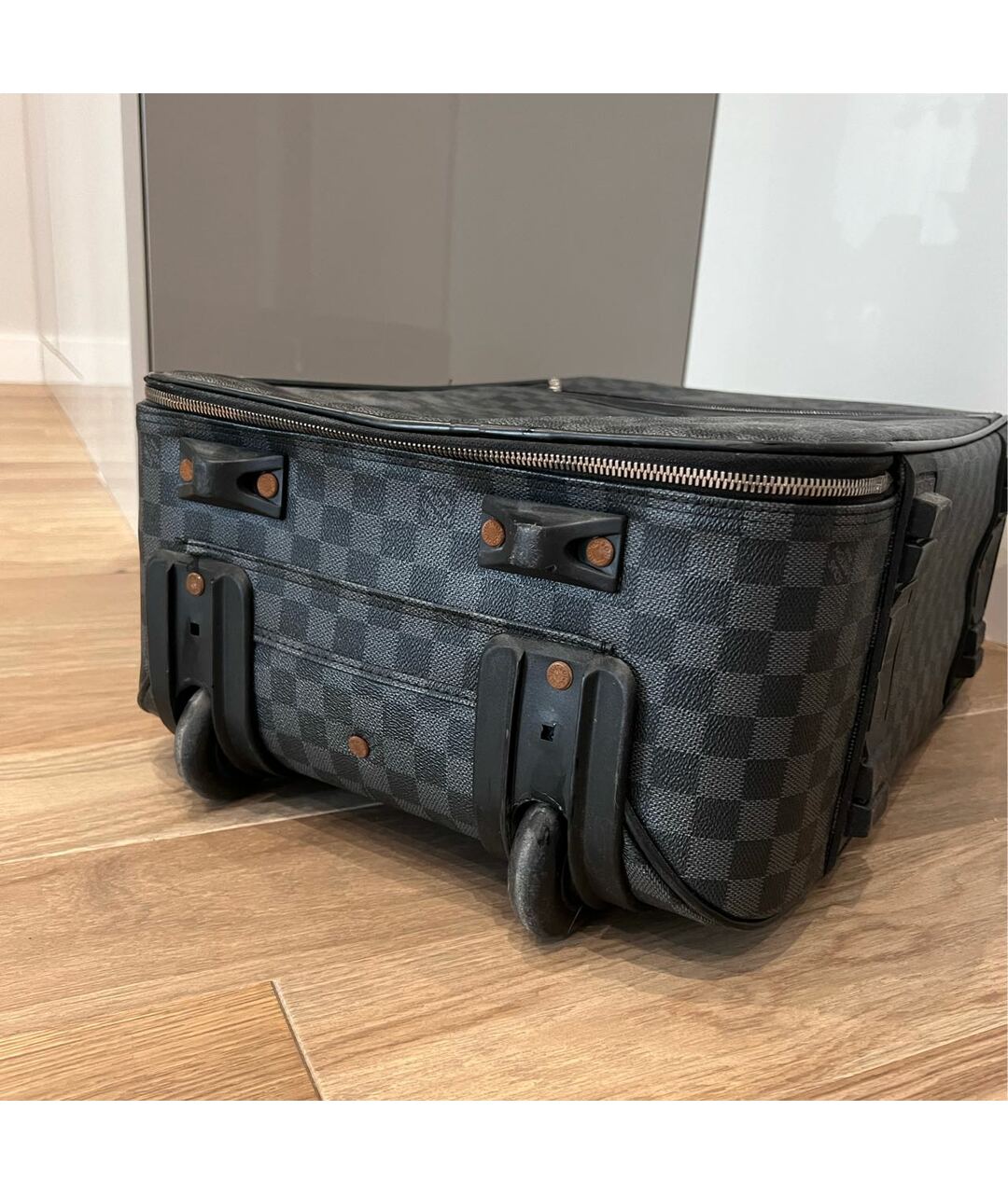 LOUIS VUITTON PRE-OWNED Серый чемодан из искусственной кожи, фото 3