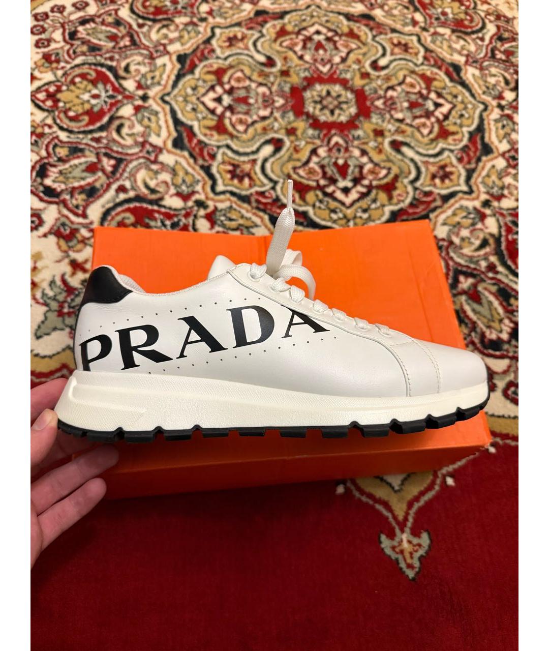 PRADA Белые кожаные низкие кроссовки / кеды, фото 5
