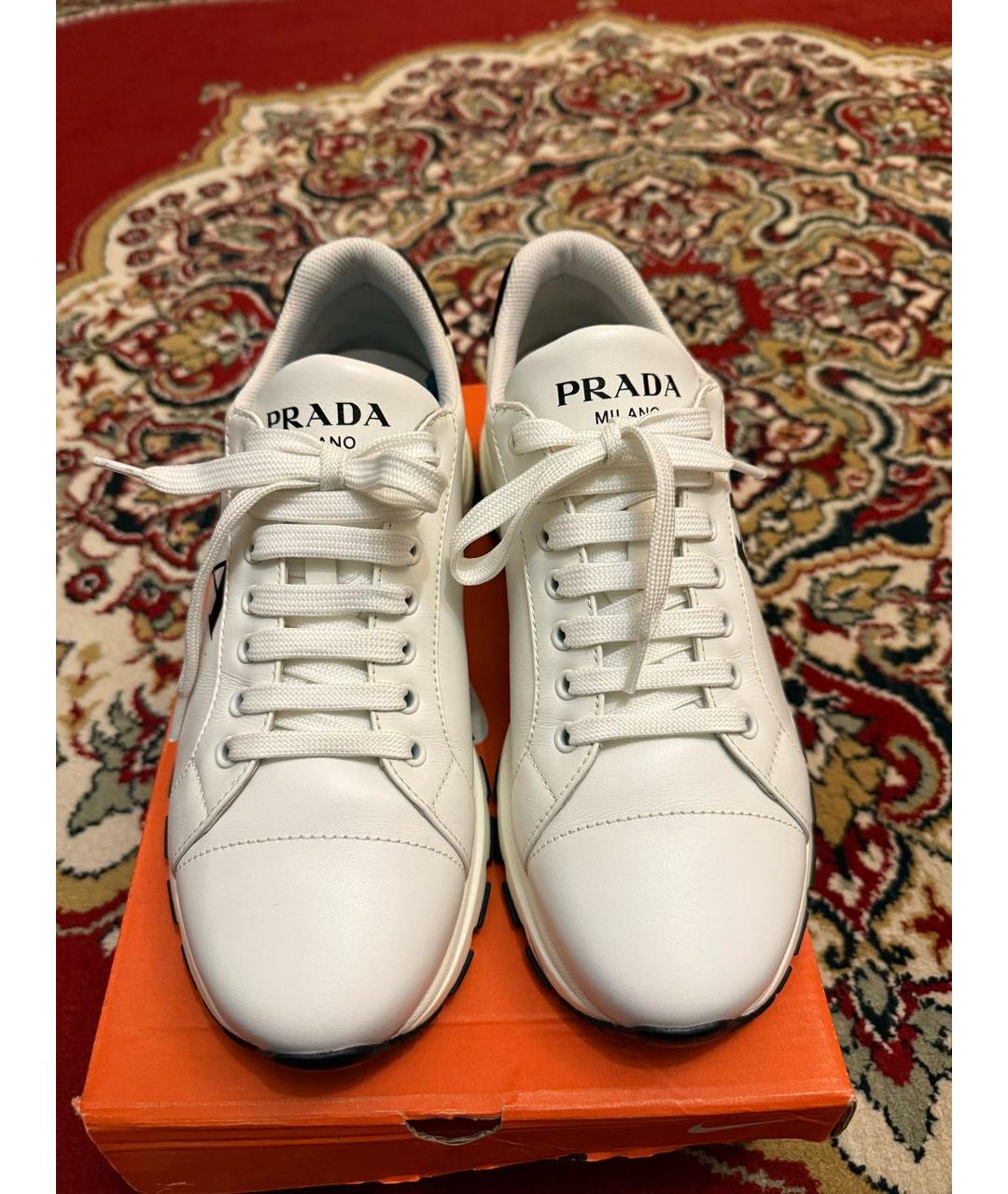 PRADA Белые кожаные низкие кроссовки / кеды, фото 2