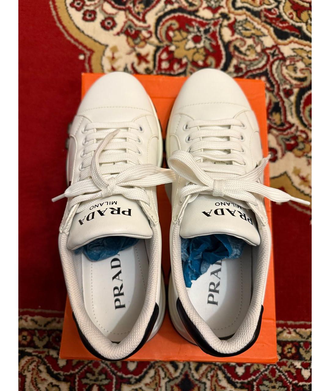 PRADA Белые кожаные низкие кроссовки / кеды, фото 3