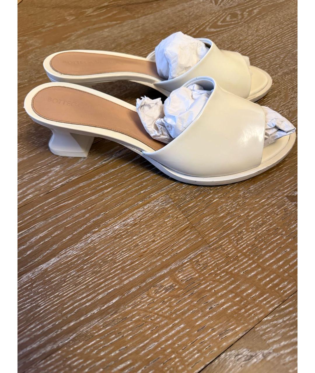 BOTTEGA VENETA Белые кожаные босоножки, фото 5