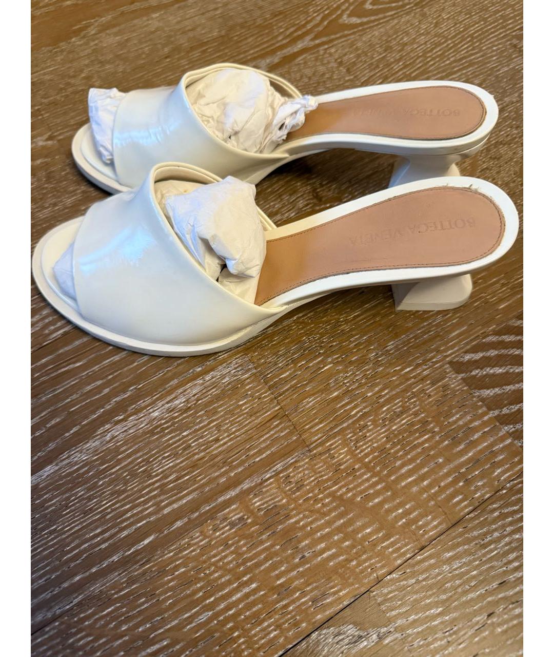 BOTTEGA VENETA Белые кожаные босоножки, фото 3