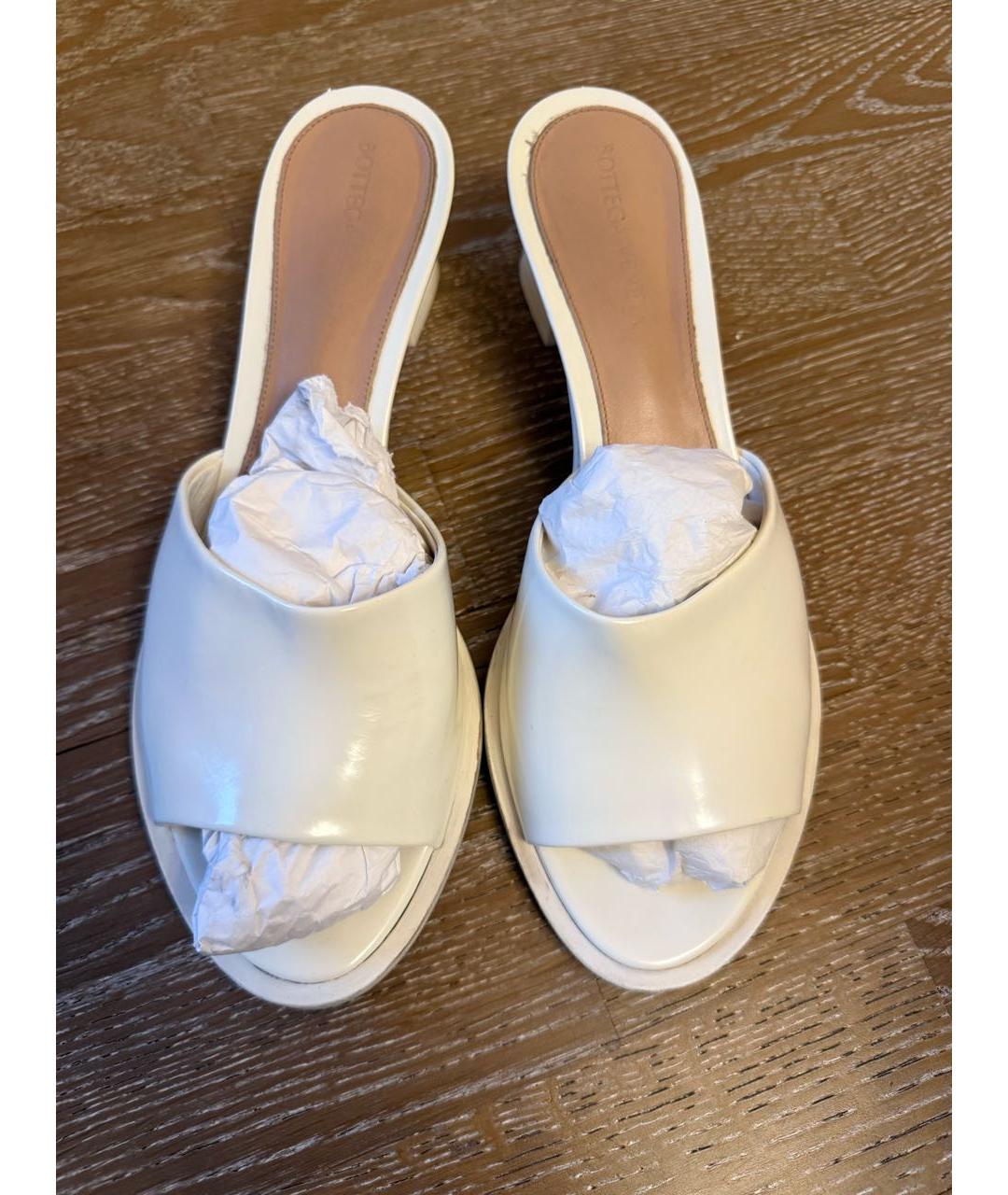 BOTTEGA VENETA Белые кожаные босоножки, фото 2